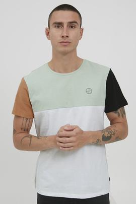 Camiseta verde agua contrastes