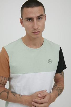 Camiseta verde agua contrastes