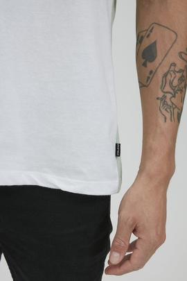Camiseta verde agua contrastes