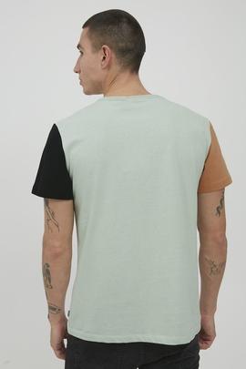 Camiseta verde agua contrastes