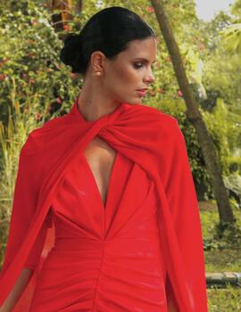 VESTIDO PLIEGUES CON CAPA ROJO