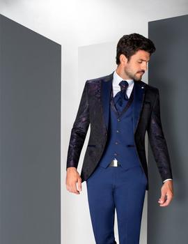 Traje ceremonia negro estampado floral.