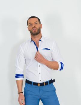 Camisa lisa blanca con bolsillo y forro simulando pañuelo